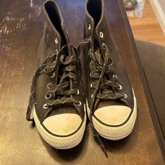 Brown converse, barley worn, cleaned with box! - Picture 2 of 2